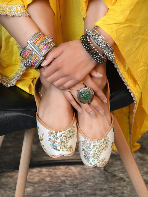 Rojana Embroidered Punjabi Jutti.